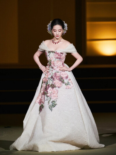 刘亦菲压轴出场VOGUE二十周年盛会