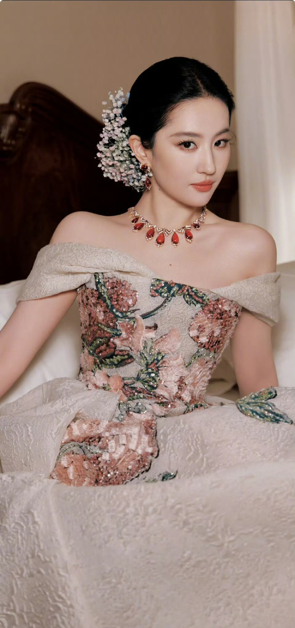 Elie Saab 2025 秋冬高定系列搭Bvlgari珠宝