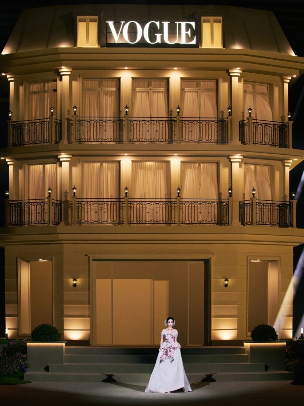 刘亦菲压轴出场VOGUE二十周年盛会