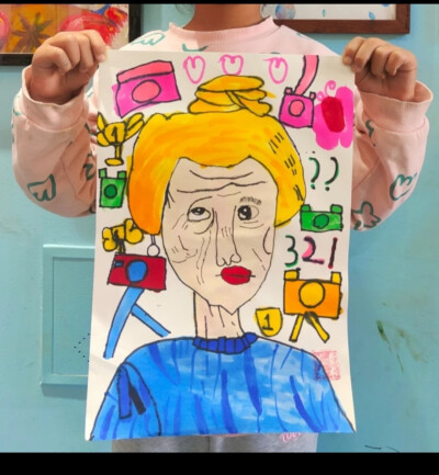 ，