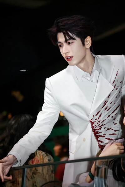 cr.MAMORU·张凌赫