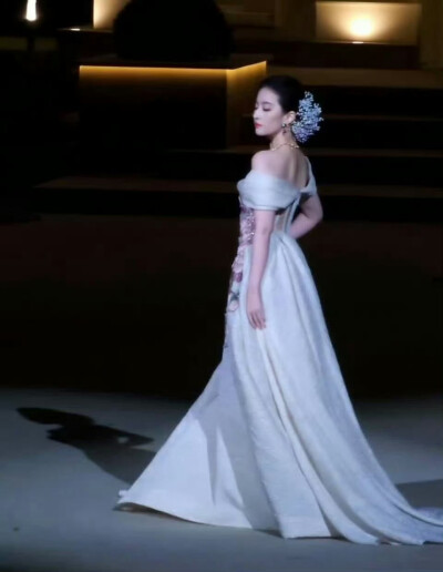 刘亦菲出席2025 VOGUE时尚之力二十周年盛会造型图集，Elie Saab 2025秋冬系列高定礼服搭配Bvlgari宝格丽高级珠宝2025.10.23
