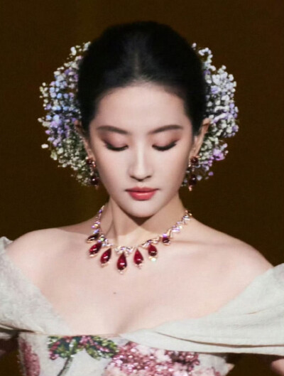 刘亦菲出席2025 VOGUE时尚之力二十周年盛会造型图集，Elie Saab 2025秋冬系列高定礼服搭配Bvlgari宝格丽高级珠宝2025.10.23