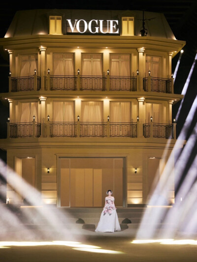 刘亦菲压轴出场VOGUE二十周年盛会