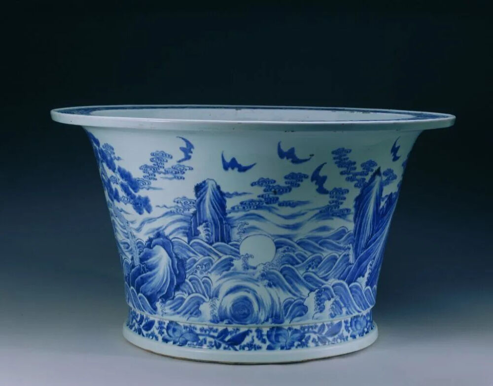 ▲清康熙 青花福山寿海图花盆 故宫博物院藏
