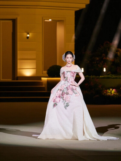 刘亦菲压轴出场VOGUE二十周年盛会