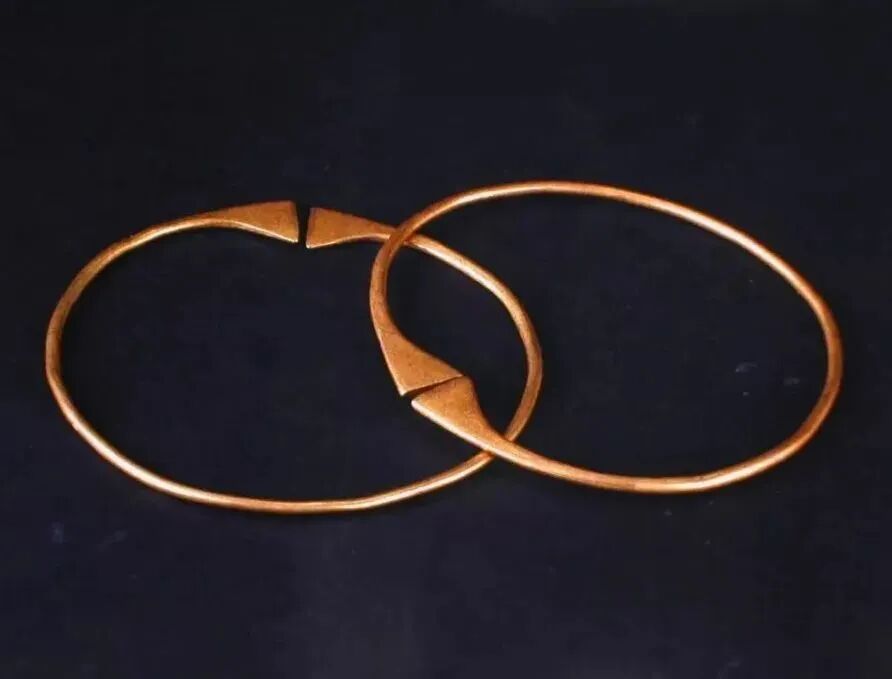 商 金臂钏首都博物馆藏