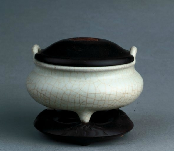 清 仿官窑青瓷冲耳炉
大英博物馆藏
