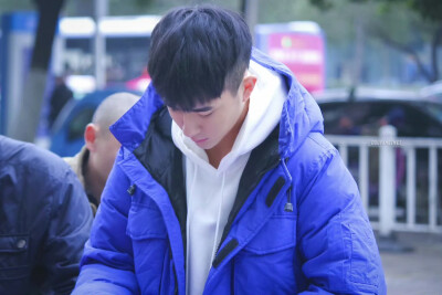 今日想于/1025“我们做不到为虚构剧情流泪，却对真实的苦难闭上眼睛！”
**2016年01.06，28岁的于朦胧合肥义卖活动
**图源水印