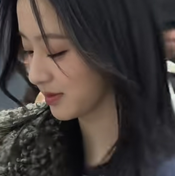 我们的关系可以像毛绒玩具一样吗？你戳一下我我就会对你说话，你抱住我我也抱住你( ｰωｰ )