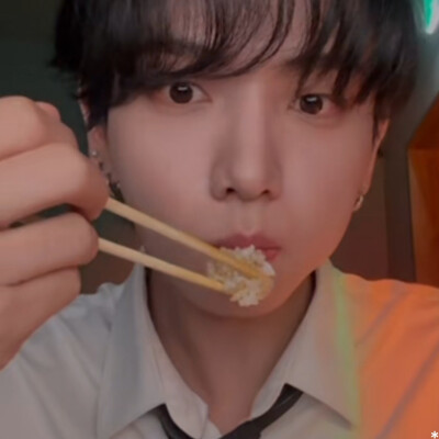 明宰铉品尝这个世界