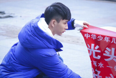 今日想于/1025“我们做不到为虚构剧情流泪，却对真实的苦难闭上眼睛！”
**2016年01.06，28岁的于朦胧合肥义卖活动
**图源水印