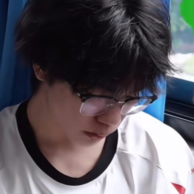 我终于感到，我们之间的全部通信
只是一个大大的幻影，
我们每个人只是在给自己写信。