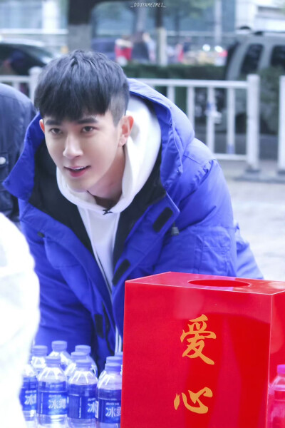 今日想于/1025“我们做不到为虚构剧情流泪，却对真实的苦难闭上眼睛！”
**2016年01.06，28岁的于朦胧合肥义卖活动
**图源水印