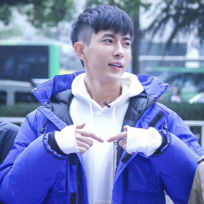 今日想于/1025“我们做不到为虚构剧情流泪，却对真实的苦难闭上眼睛！”
**2016年01.06，28岁的于朦胧合肥义卖活动
**图源水印