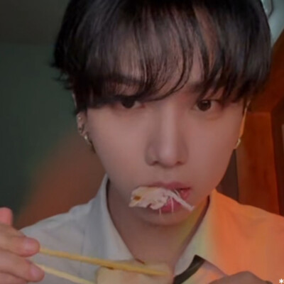 明宰铉品尝这个世界