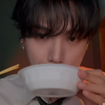 明宰铉品尝这个世界