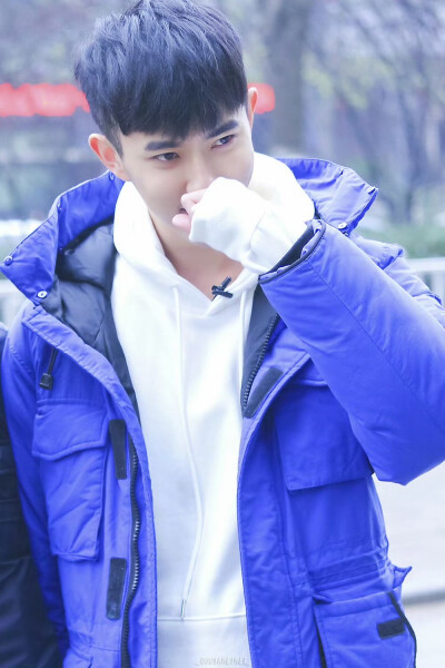 今日想于/1025“我们做不到为虚构剧情流泪，却对真实的苦难闭上眼睛！”
**2016年01.06，28岁的于朦胧合肥义卖活动
**图源水印