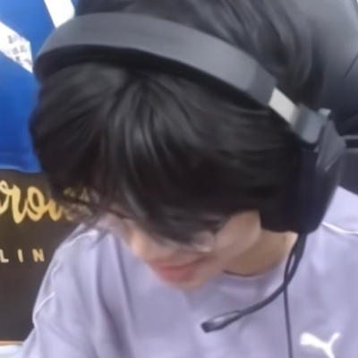 我终于感到，我们之间的全部通信
只是一个大大的幻影，
我们每个人只是在给自己写信。