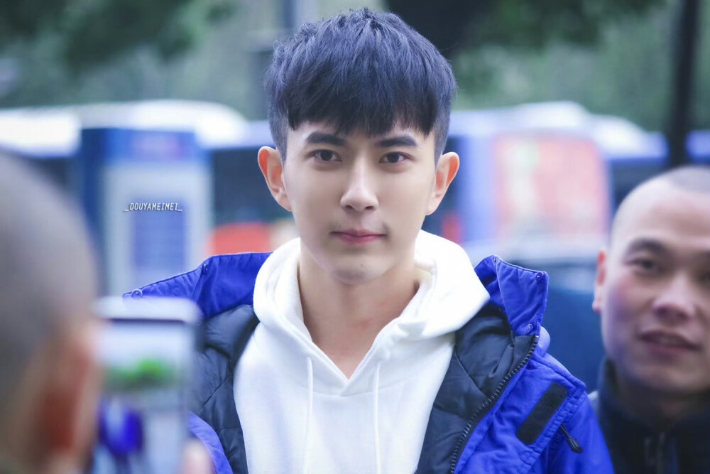 今日想于/1025“我们做不到为虚构剧情流泪，却对真实的苦难闭上眼睛！”
**2016年01.06，28岁的于朦胧合肥义卖活动
**图源水印