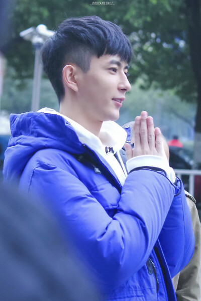 今日想于/1025“我们做不到为虚构剧情流泪，却对真实的苦难闭上眼睛！”
**2016年01.06，28岁的于朦胧合肥义卖活动
**图源水印