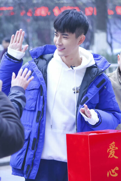 今日想于/1025“我们做不到为虚构剧情流泪，却对真实的苦难闭上眼睛！”
**2016年01.06，28岁的于朦胧合肥义卖活动
**图源水印