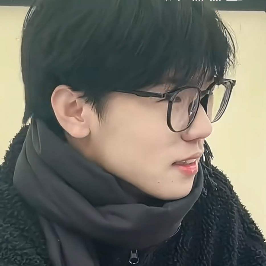 我终于感到，我们之间的全部通信
只是一个大大的幻影，
我们每个人只是在给自己写信。