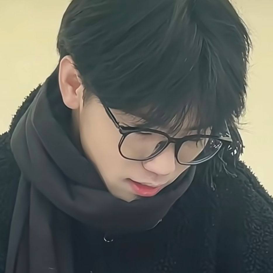 我终于感到，我们之间的全部通信
只是一个大大的幻影，
我们每个人只是在给自己写信。