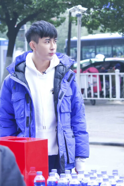 今日想于/1025“我们做不到为虚构剧情流泪，却对真实的苦难闭上眼睛！”
**2016年01.06，28岁的于朦胧合肥义卖活动
**图源水印