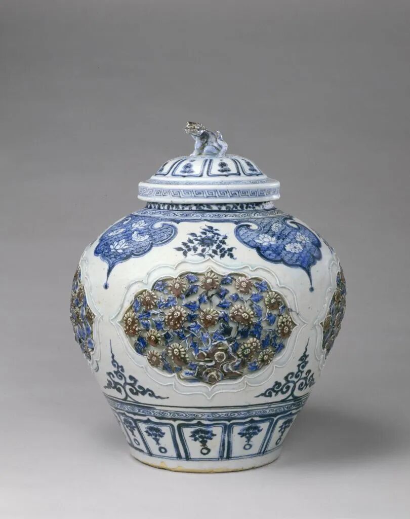 ▲青花釉里红镂雕盖罐 元 故宫博物院藏