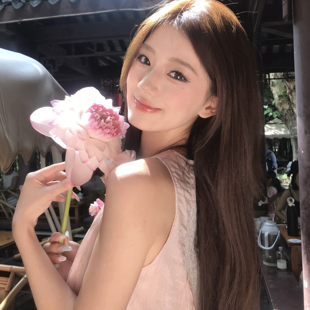 凌晨的海 难言的爱.
侵权删