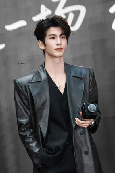 cr.Current丨张凌赫