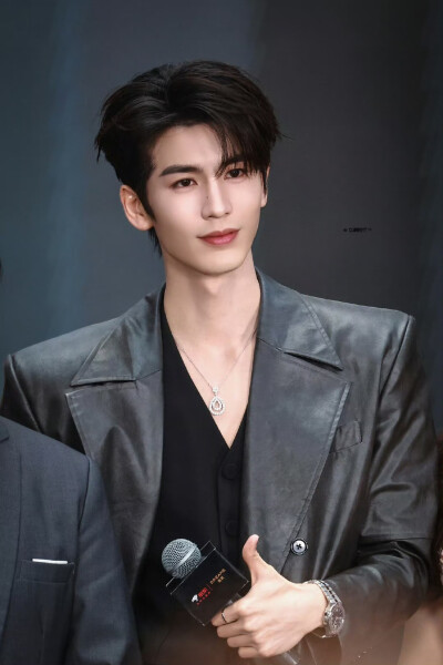 cr.Current丨张凌赫