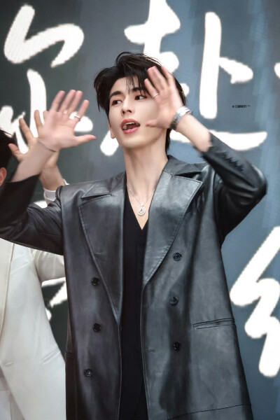 cr.Current丨张凌赫