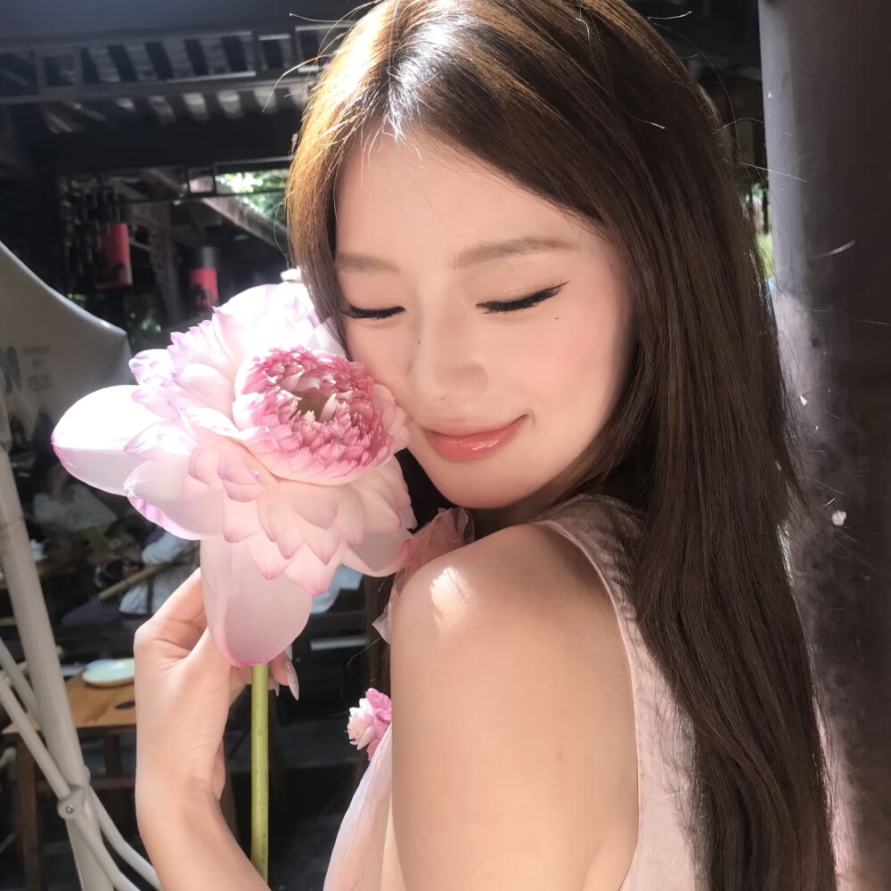 凌晨的海 难言的爱.
侵权删