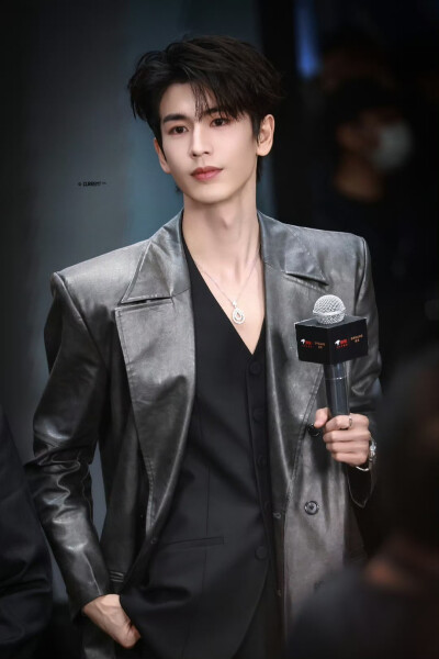 cr.Current丨张凌赫