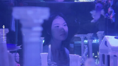 小鱼小鱼，何必快快游？
四面八方不自由