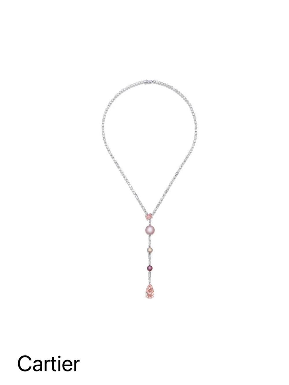 主石为一颗4.62ct水滴形切割橘粉钻，经 GIA 鉴定为 Fancy Intense Orangy Pink 色级和 VVS2 净度。镶嵌一颗1.12ct长方形切割浓彩粉钻，3颗天然珍珠。