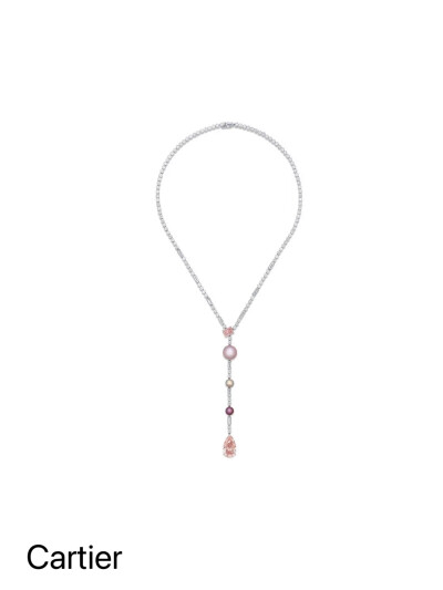 主石为一颗4.62ct水滴形切割橘粉钻，经 GIA 鉴定为 Fancy Intense Orangy Pink 色级和 VVS2 净度。镶嵌一颗1.12ct长方形切割浓彩粉钻，3颗天然珍珠。