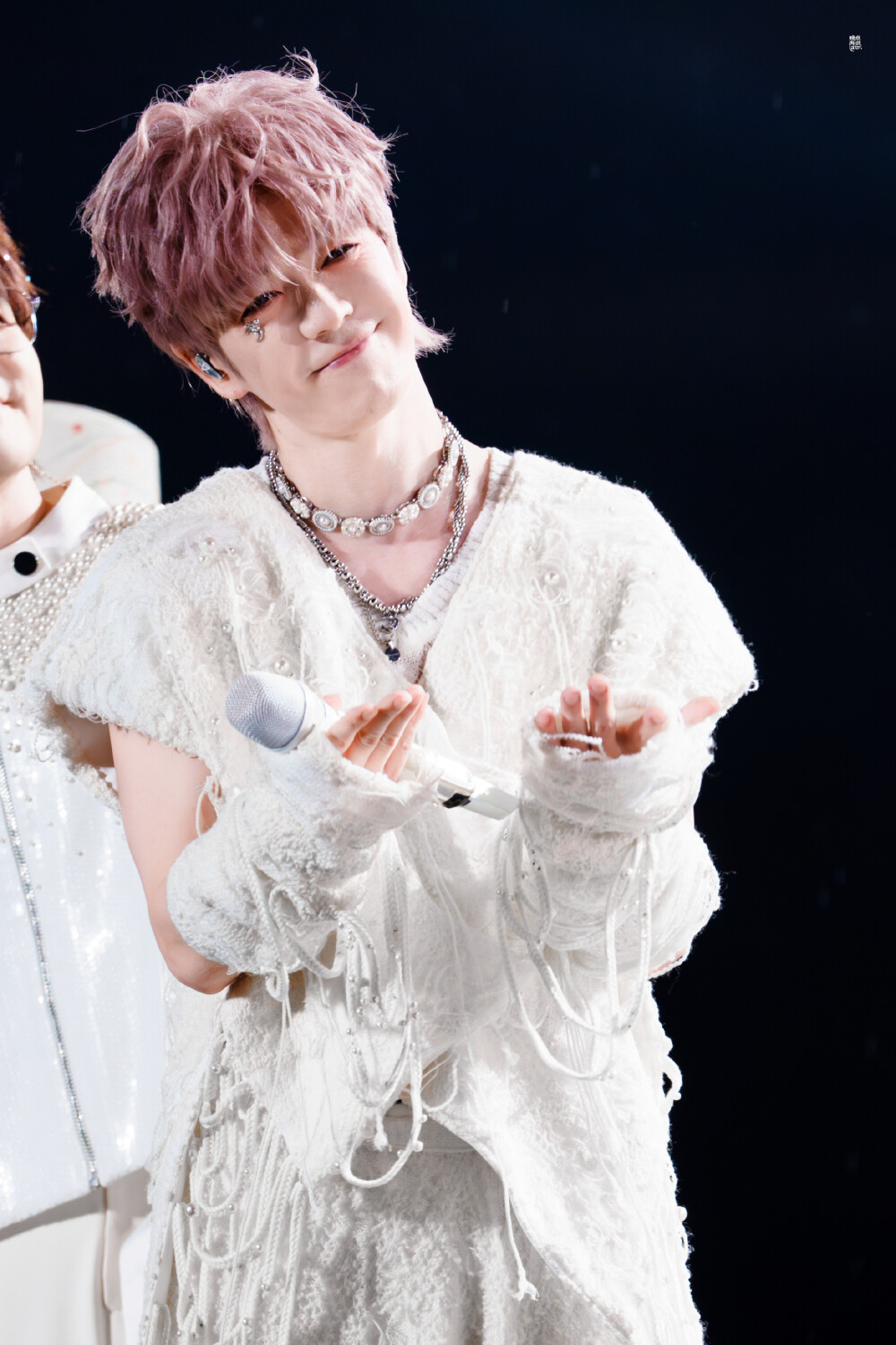 王栎鑫10.25至少今天很快乐演唱会