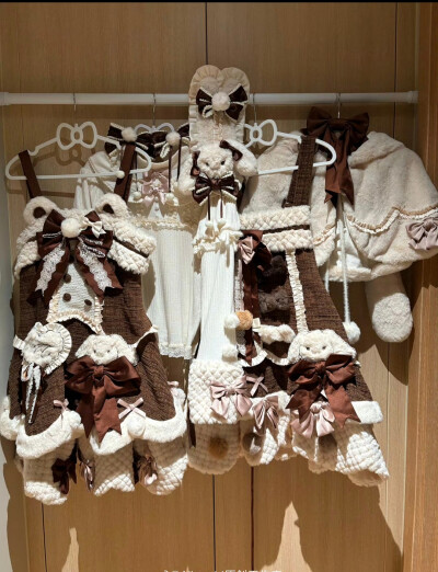 这条也是马上一团截止啦，纠结了好久，还是觉得这条好适合秋冬
#lo #lo安利 #lolita安利