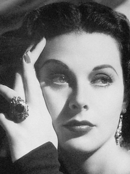 1947年，海蒂·拉玛在出演《蒙羞的女士》时期的一幅肖像。 ​​​