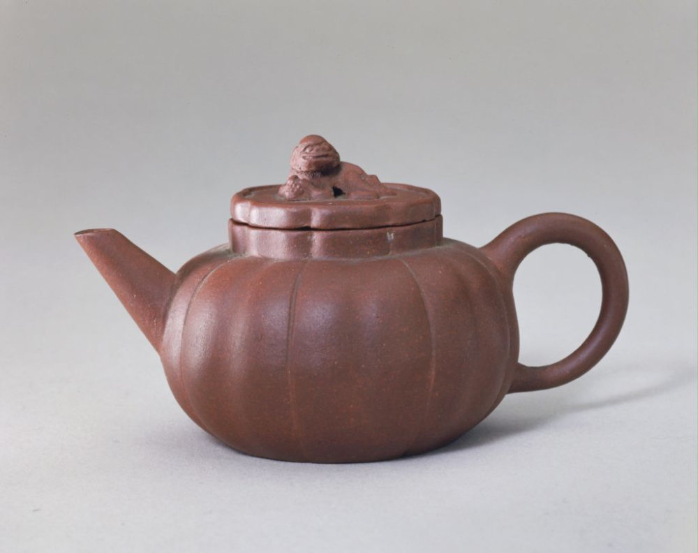 清代 宜兴窑惠孟臣款紫砂菊瓣壶
北京故宫博物院藏
