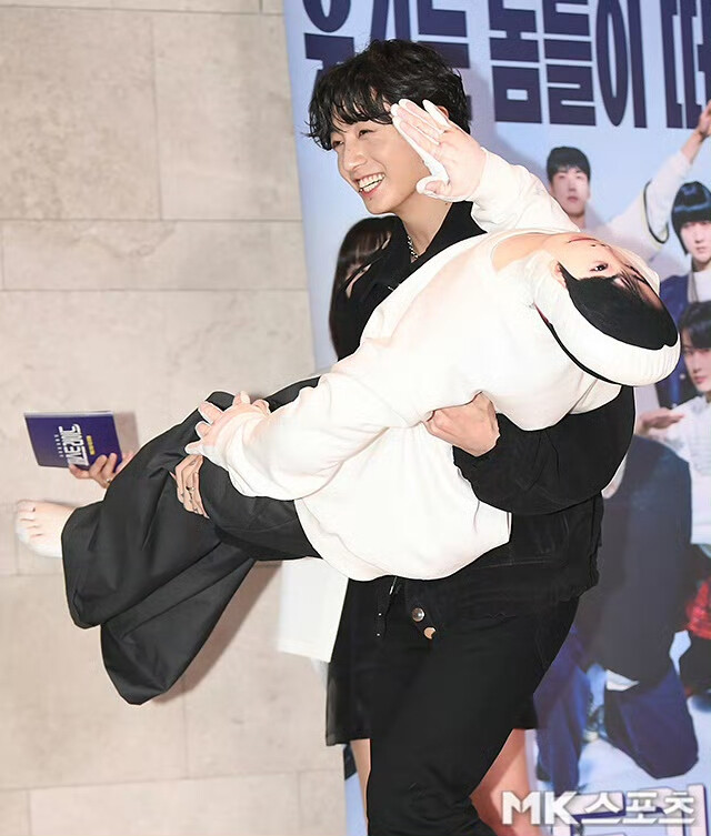 251027
NAVER更新电影《First Ride》VIP试映会防弹相关新闻图 ​​​