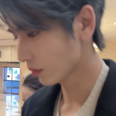 一万个春天蛰伏在你的眼眸里