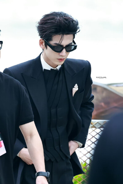 cr.WildBluebell·张凌赫