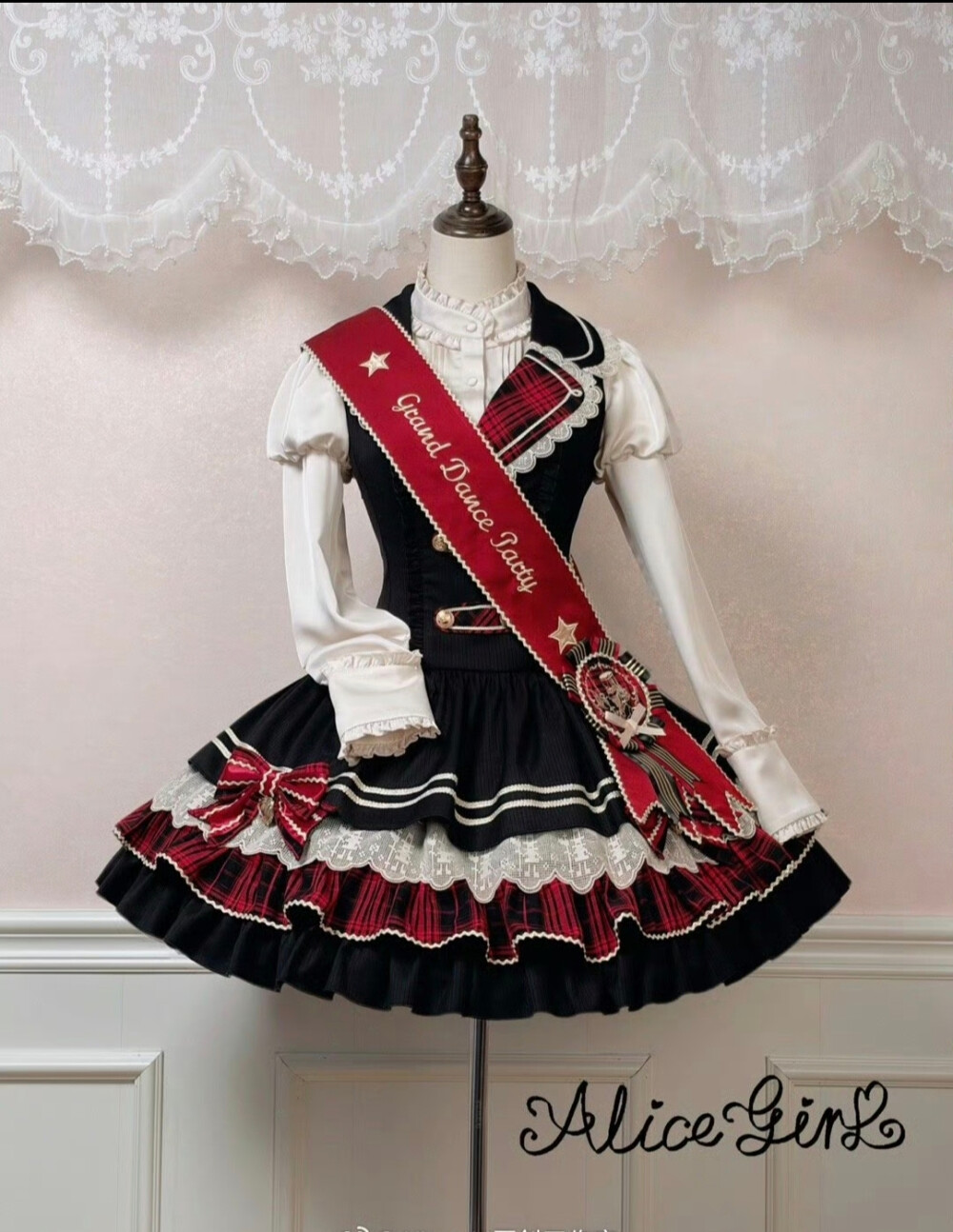 我不行啦，这条的人台图都是这么貌美啊，这个绶带真的是点睛之笔好嘛
#吃我一波lolita安利 #lolita原创设计 #lo裙 