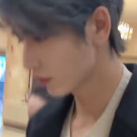 一万个春天蛰伏在你的眼眸里