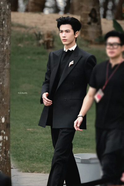 cr.WildBluebell·张凌赫