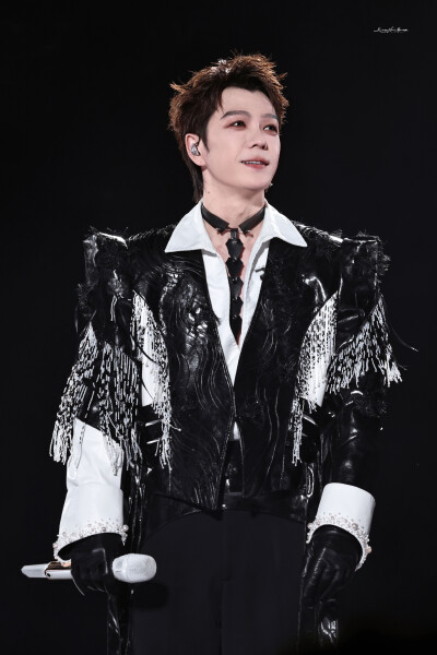 王栎鑫10.25至少今天很快乐演唱会